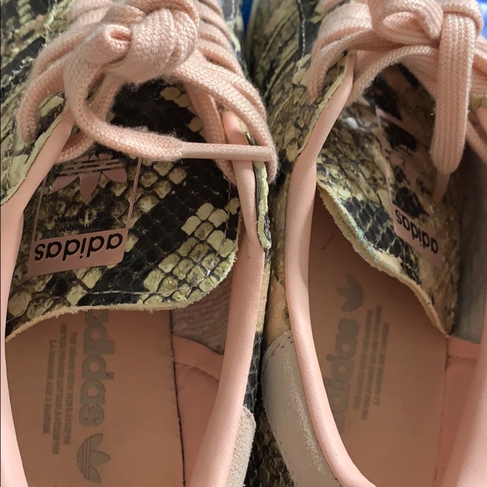 ADiDAS pink snakeskin sneakers. Size 5 women’s - Picture 5 of 7